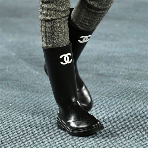 botas de agua chanel|Las botas de agua de Chanel más tendencia del próximo otoño.